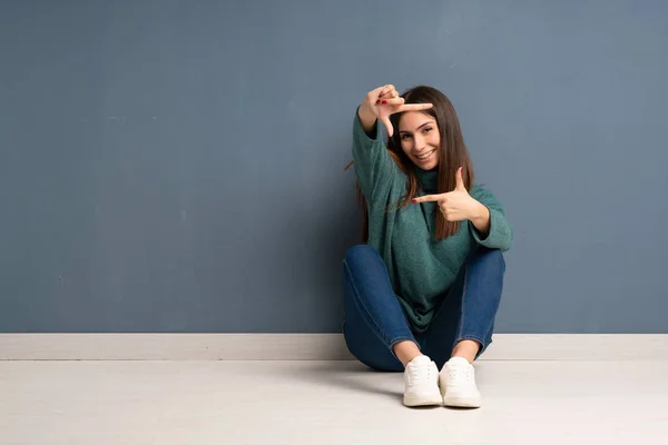 Jonge Vrouw Die Vloer Zit Focussen Framing Symbool — Stockfoto