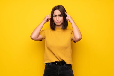 Şüpheleri ve düşünme sarı duvarın üzerinden genç kadın