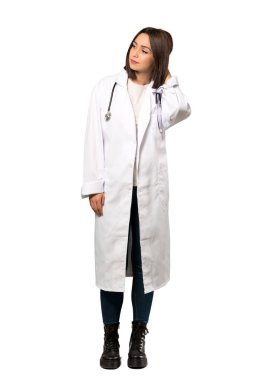 İzole beyaz arka plan üzerinde kafa çizilmemesi süre şüpheleri bir genç doktor kadın tam uzunlukta bir kadeh