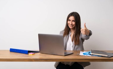 Çünkü iyi bir şey oldu bir ofiste iş kadını Yaşasın