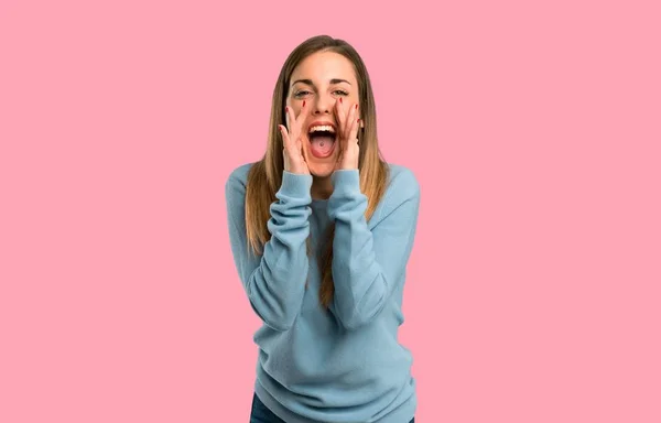 Donna Bionda Con Camicia Blu Che Grida Annuncia Qualcosa Sfondo — Foto Stock