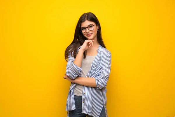 Tiener Meisje Gele Muur Met Glazen Glimlachen — Stockfoto