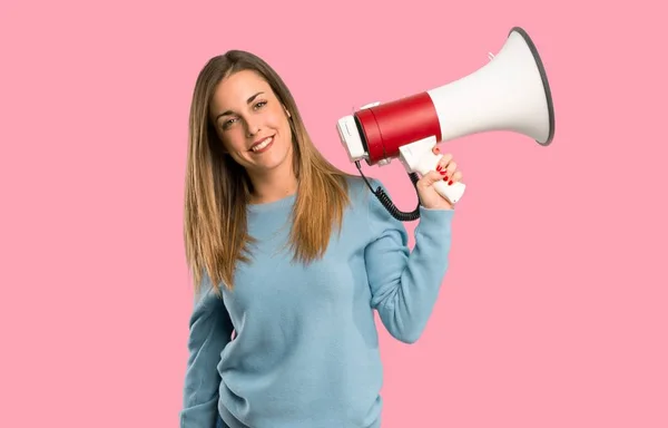 Mulher Loira Com Camisa Azul Segurando Megafone Fundo Rosa Isolado — Fotografia de Stock