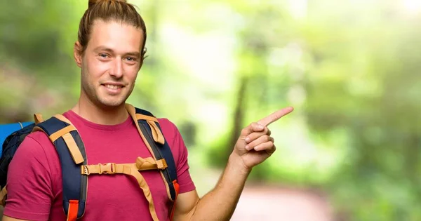 Turysta Człowiek Góry Backpacker Palcem Wskazującym Bok Pozycji Bocznej Góry — Zdjęcie stockowe