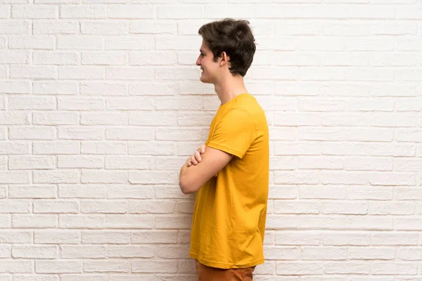 Teenager Man White Brick Wall Lateral Position — Stock Photo, Image