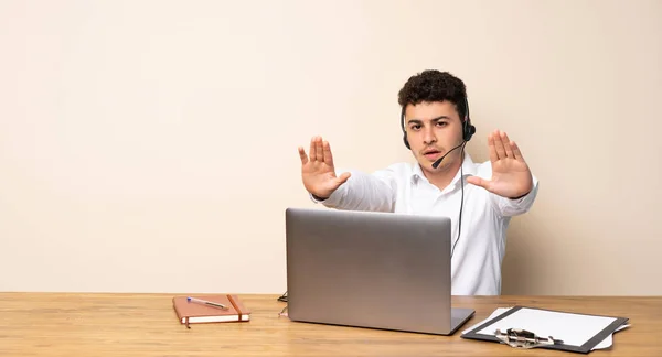 Hombre Telemarketer Haciendo Gesto Parada Decepcionado —  Fotos de Stock