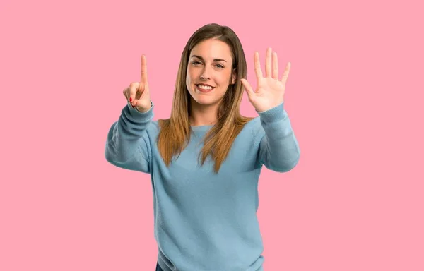 Mulher Loira Com Camisa Azul Contando Seis Com Dedos Fundo — Fotografia de Stock