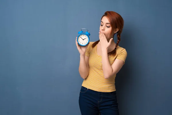 Jeune Rousse Femme Sur Fond Bleu Tenant Réveil Vintage — Photo