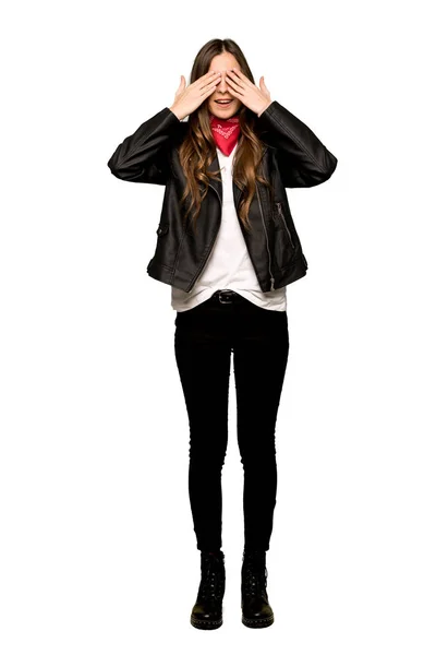 Полнометражный Снимок Молодой Женщины Кожаной Куртке Прикрывающей Глаза Руками Удивлен — стоковое фото