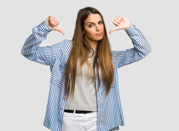 Menina Com Camisa Listrada Mostrando Polegar Para Baixo Com Ambas — Fotografia de Stock