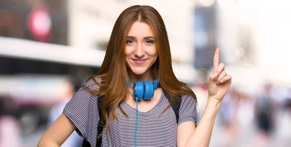 Roodharige Student Vrouw Tonen Een Vinger Teken Van Beste Stad — Stockfoto