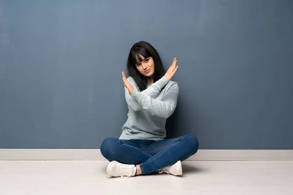 Femme Assise Par Terre Faisant Aucun Geste — Photo