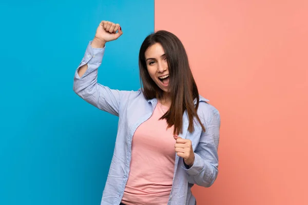 Giovane Donna Sul Muro Rosa Blu Che Celebra Una Vittoria — Foto Stock