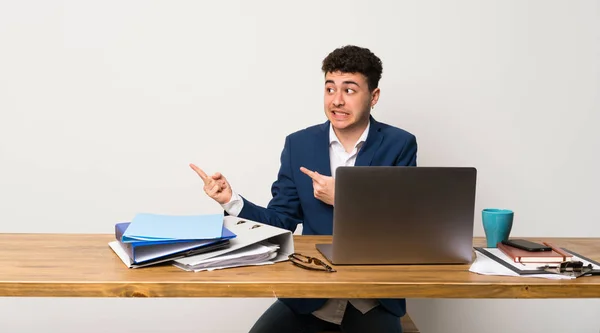 Homem Negócios Escritório Assustado Apontando Para Lado — Fotografia de Stock