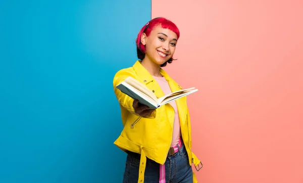 Mujer Joven Con Chaqueta Amarilla Sosteniendo Libro Dándoselo Alguien — Foto de Stock