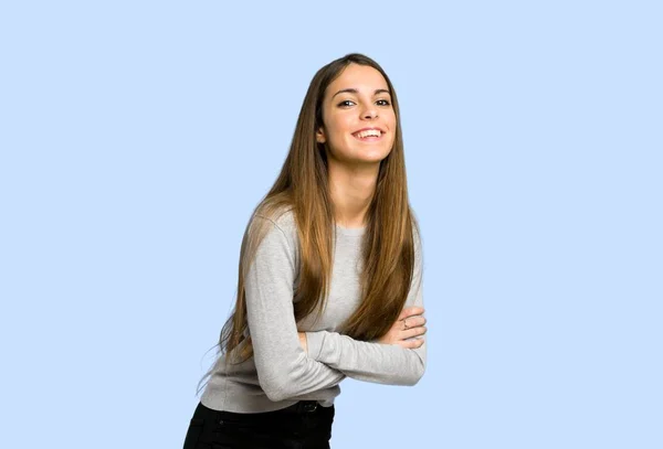 Menina Mantendo Braços Cruzados Enquanto Sorrindo Fundo Azul — Fotografia de Stock