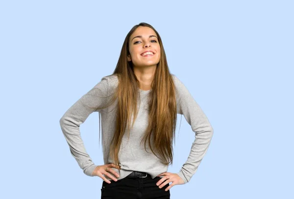 Genç Kız Mutlu Mavi Arka Plan Üzerinde Gülümseyen — Stok fotoğraf