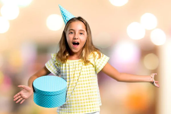 Niña Una Fiesta Cumpleaños Sosteniendo Regalo Con Sorpresa Expresión Facial —  Fotos de Stock