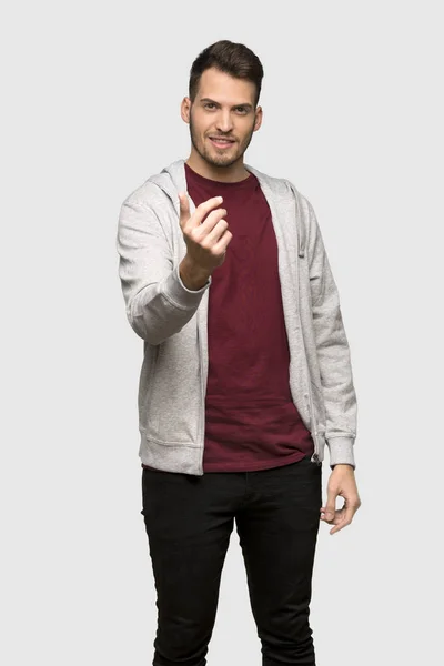 Man Sweatshirt Inviting Come Hand Happy You Came Grey Background — Stock Photo, Image