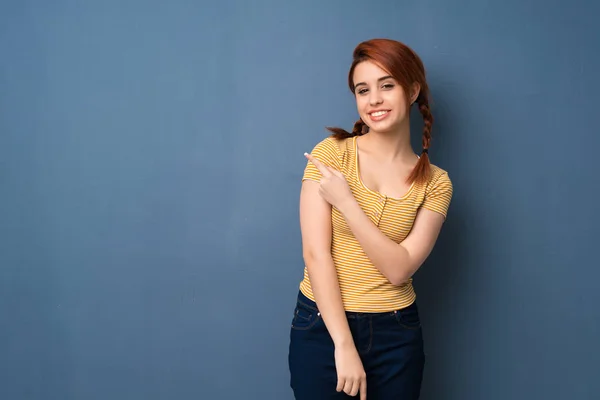 Young Redhead Woman Blue Background Pointing Side Present Product — Stock Photo, Image