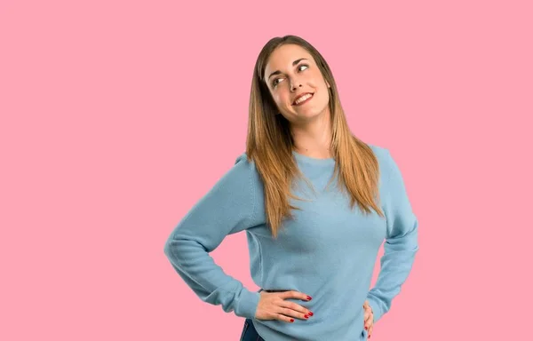 Mulher Loira Com Camisa Azul Posando Com Braços Quadril Rindo — Fotografia de Stock