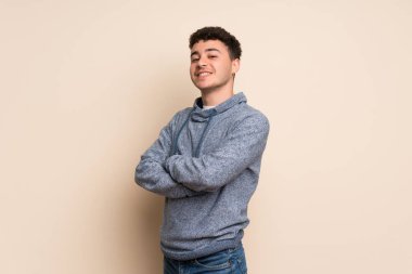 Genç adam geçti silah ile izole duvar ve ileriye dönük