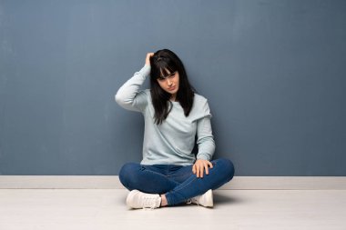 Hayal kırıklığı bir ifade ile katta oturan ve anlayış değil bir kadın