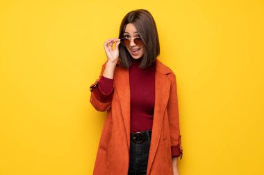 Gözlüklü ve sürpriz montlu genç kadın