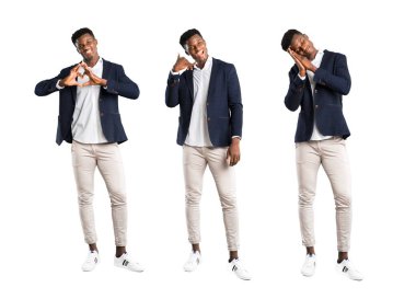 Kalp sembol telefon jest yapma ve uyuyan bir ceket giymiş yakışıklı Afrikalı-Amerikalı adam ayarla