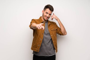 Telefon jest yapma ve açık işaret beyaz duvar yakışıklı adam