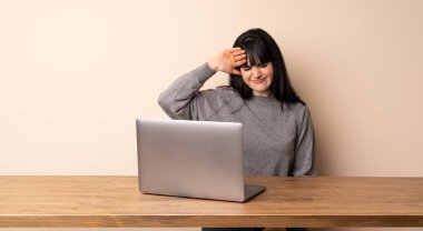 Yorgun ve hasta ifade ile onu laptop ile çalışan genç kadın