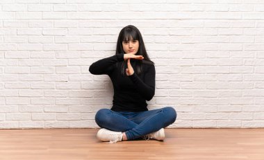 Zaman aşımı jest yapma katta oturan kadın