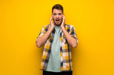 Gergin ve korkmuş elinde cepheye uzanan sarı duvarın üzerinden yakışıklı adam