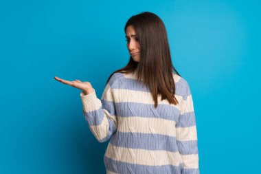 Mavi duvar boşaltmak hayali tutarken ciddi genç kadın