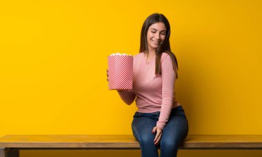 Masada oturan genç kadın