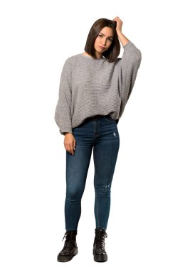 Genç bir kadın tam uzunlukta bir atış hayal kırıklığı ve izole beyaz arka plan üzerinde anlayış değil bir ifade ile