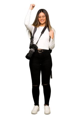 Tam vücut genç fotoğrafçı kadının bir zaferini kutluyor