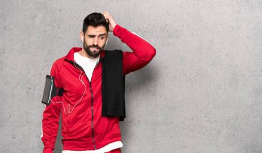 Yakışıklı sportman dokulu duvar'ın üstüne kafa çizilmemesi süre şüpheleri