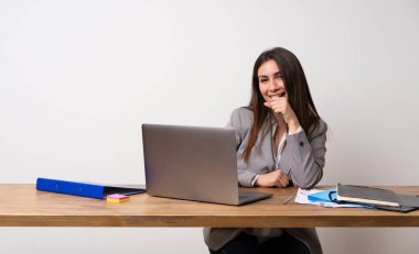 Bir ofiste iş kadını ile öksürük acı ve kötü hissediyor