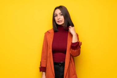 Yorgun ve hasta ifade ile montlu genç kadın