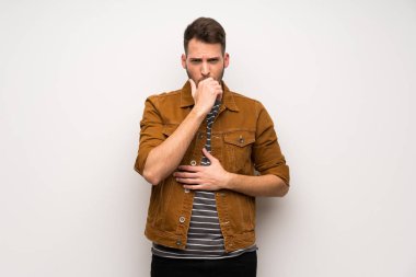 Beyaz duvar yakışıklı adam öksürük ile acı ve kötü hissediyor
