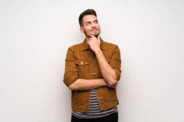 Beyaz duvar ararken bir fikir düşünce yakışıklı adam