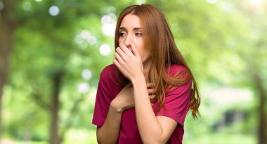 Genç Kızıl saçlı kız ile öksürük acı ve parkta kötü hissediyor