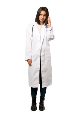 Şüpheleri ve izole beyaz arka plan üzerinde düşünme genç doktor kadın tam uzunlukta bir kadeh