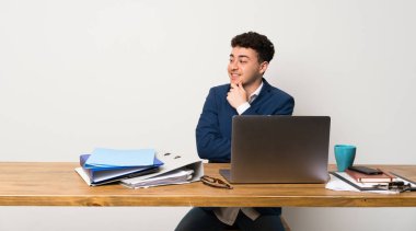 İş adamı tarafına bakarak bir ofiste