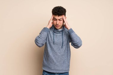 Baş ağrısı ile izole duvarın üzerinden genç adam