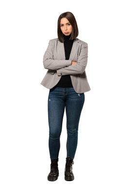 Genç iş kadını ile üzgün ve depresyonda ifade izole beyaz arka plan üzerinde tam uzunlukta bir kadeh