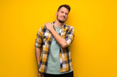 Yakışıklı bir çaba yapılmış olması için omuz ağrısı muzdarip sarı duvarın üzerinden