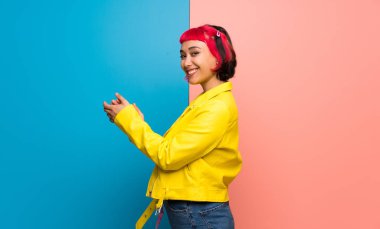 Sarı bir konferansta sunum sonrası applauding ceket Bayan