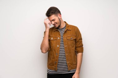 Beyaz duvar çok gülen üzerinden yakışıklı adam